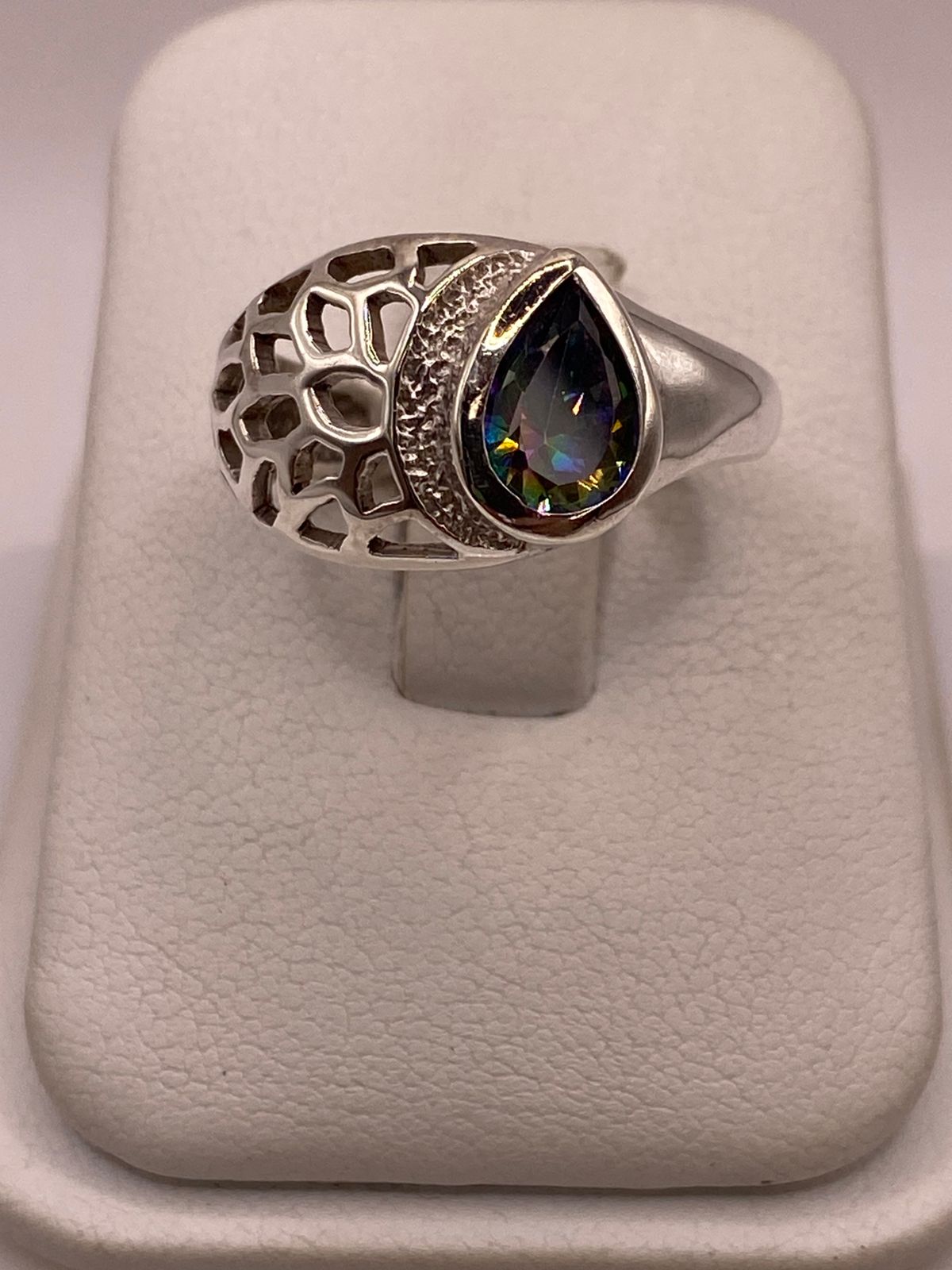 Anillo Moderno con Zirconia Iridiscente en Forma de Gota en Plata Ley 950 — imagen 9