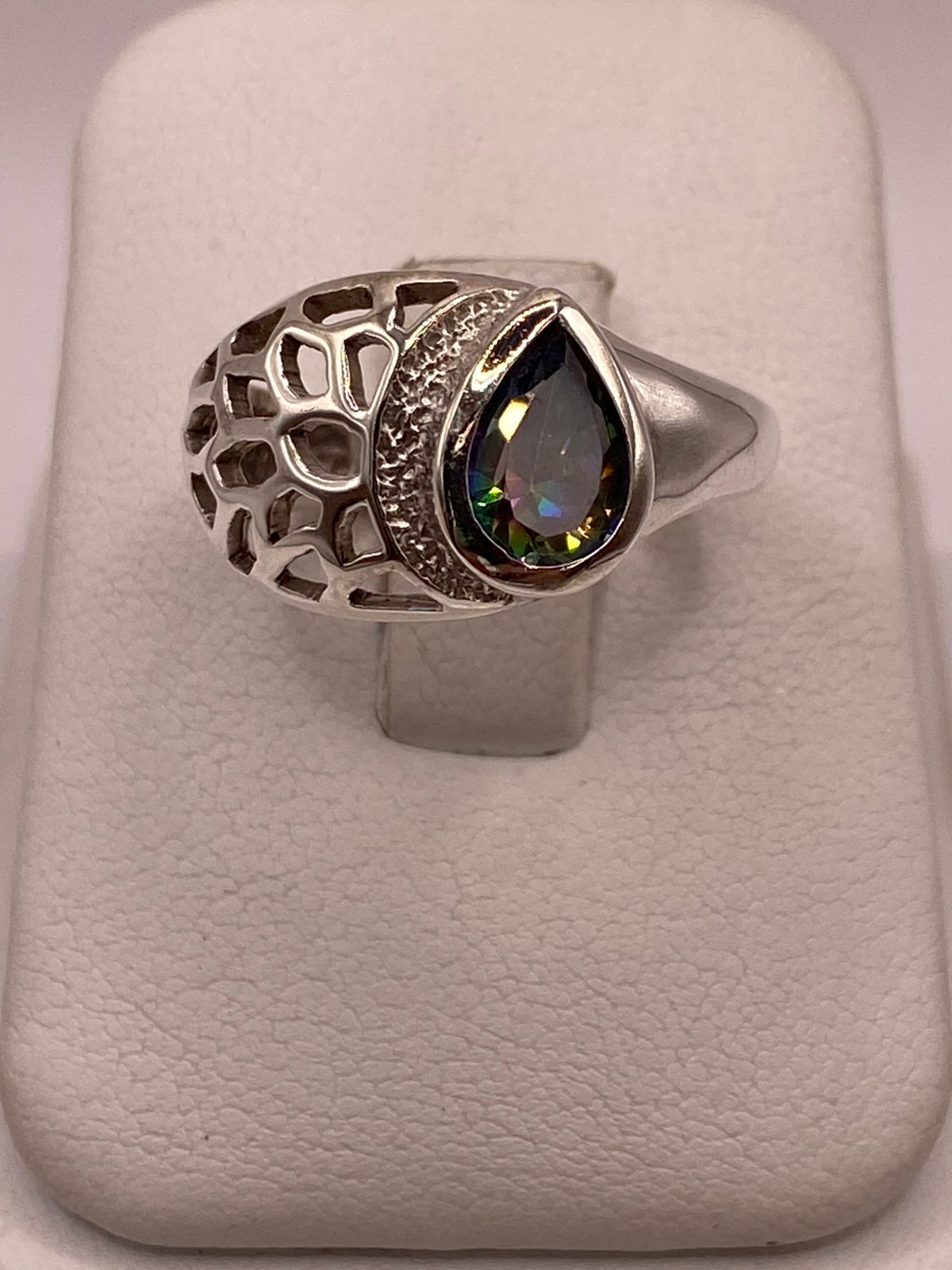 Anillo Moderno con Zirconia Iridiscente en Forma de Gota en Plata Ley 950, vista frontal