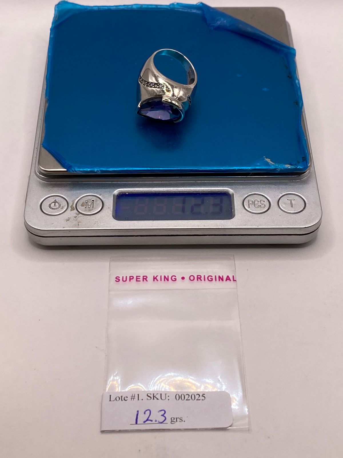 Anillo Moderno con Zirconia Morada en Plata Ley 925, peso en gramos (báscula)