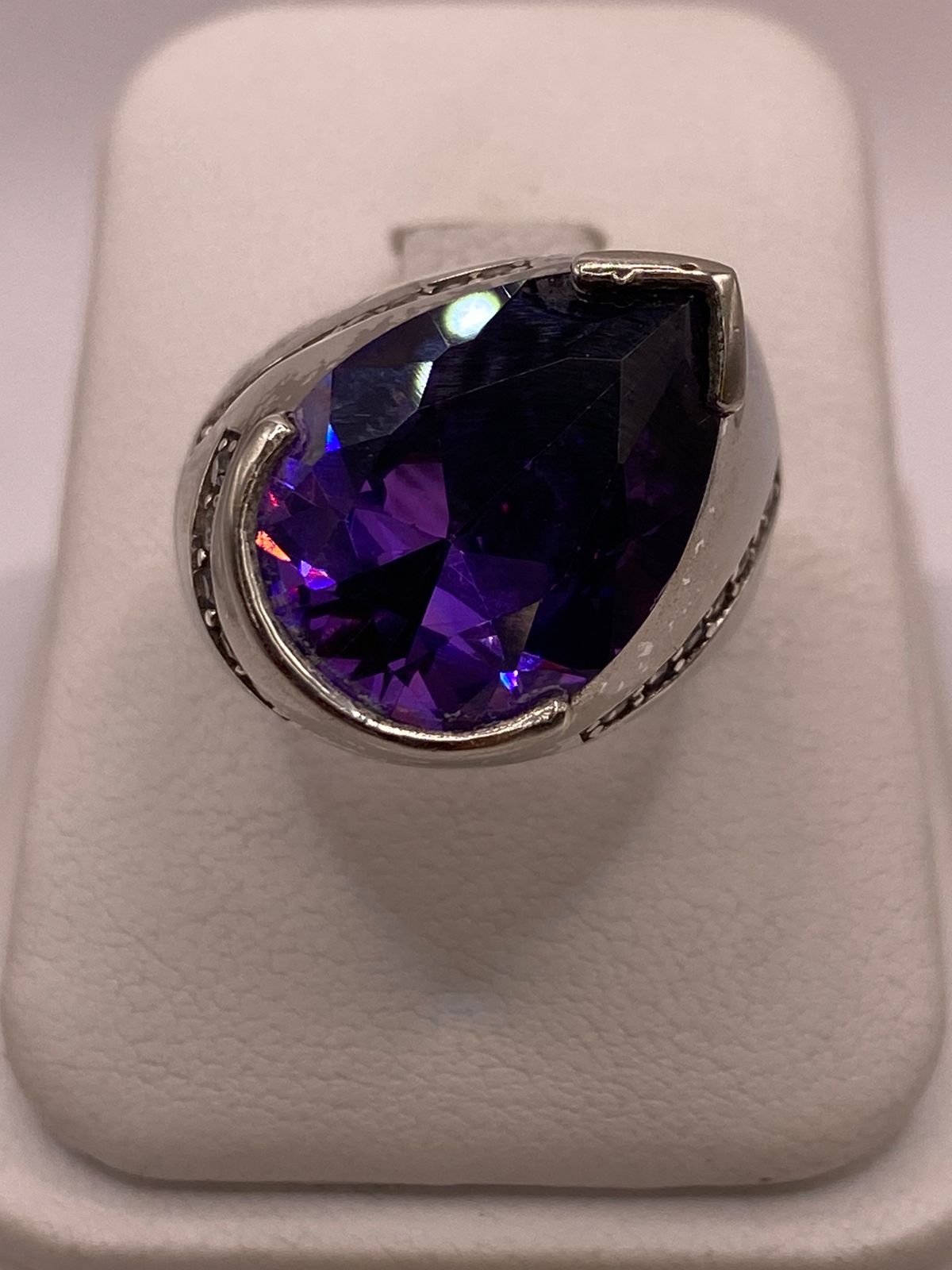 Anillo Moderno con Zirconia Morada en Plata Ley 925, vista frontal