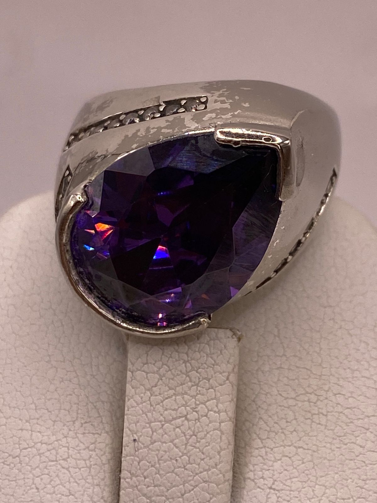 Anillo Moderno con Zirconia Morada en Plata Ley 925, vista posterior