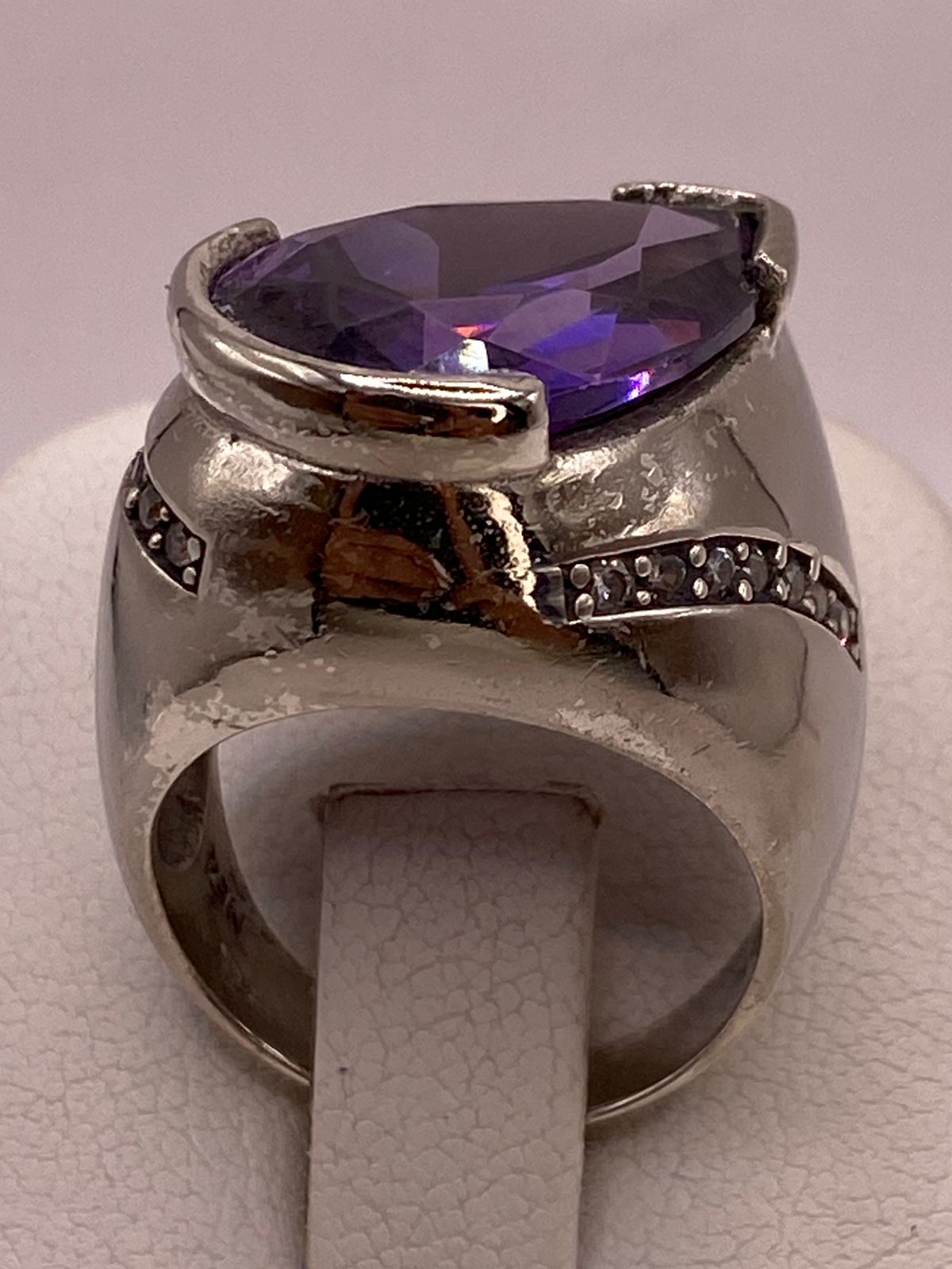 Anillo Moderno con Zirconia Morada en Plata Ley 925, sello de autenticidad Plata Ley .925