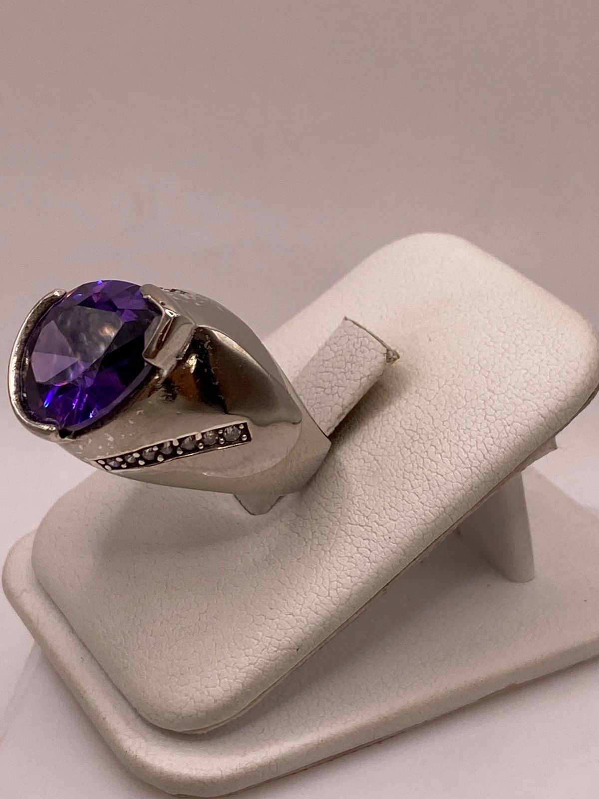 Anillo Moderno con Zirconia Morada en Plata Ley 925, vista de detalle