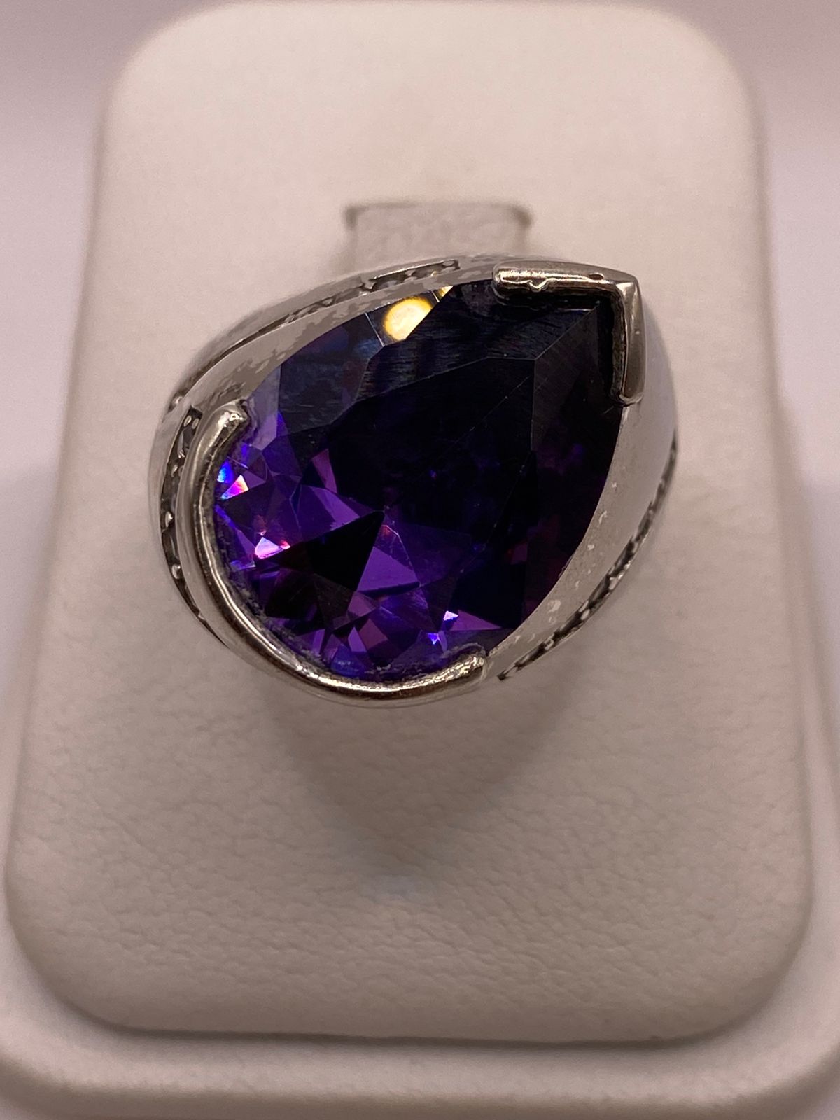 Anillo Moderno con Zirconia Morada en Plata Ley 925, vista superior