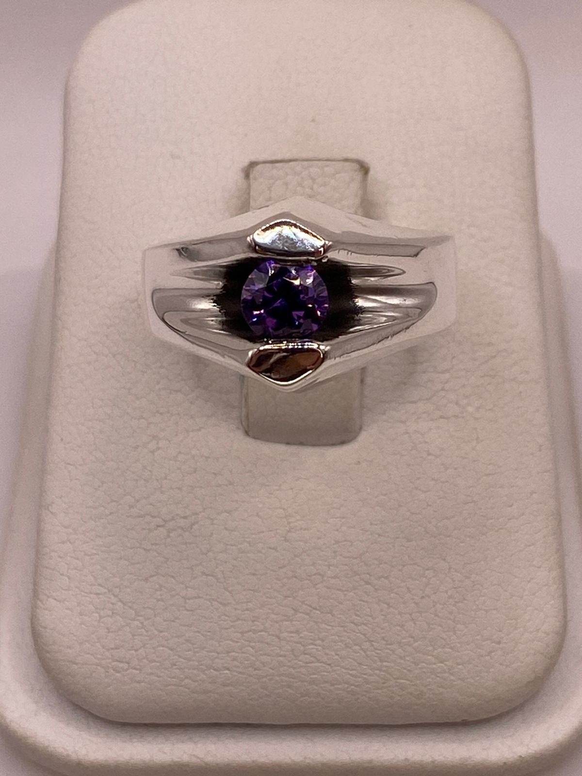 Anillo Moderno con Zirconia Morada en Plata Ley 925, vista de detalle