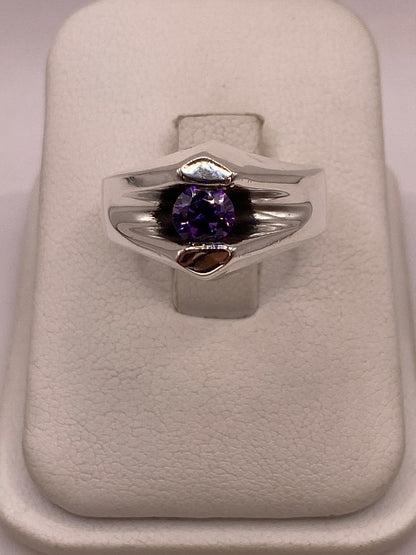 Anillo Moderno con Zirconia Morada en Plata Ley 925, vista de detalle