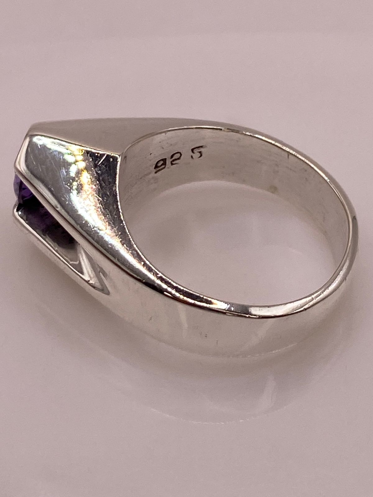 Anillo Moderno con Zirconia Morada en Plata Ley 925, sello de autenticidad Plata Ley .925