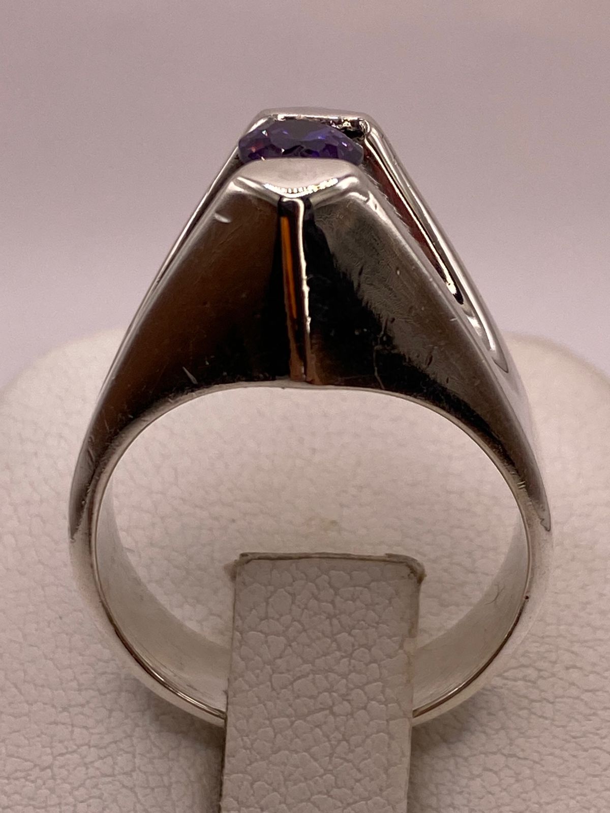 Anillo Moderno con Zirconia Morada en Plata Ley 925, vista posterior