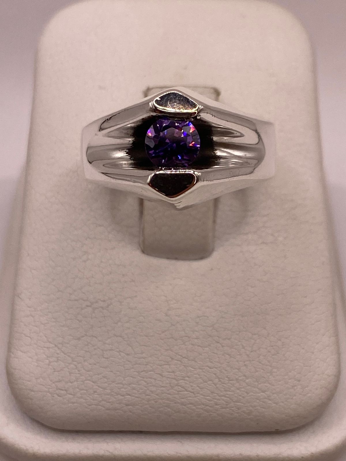Anillo Moderno con Zirconia Morada en Plata Ley 925 — detalle de acabado