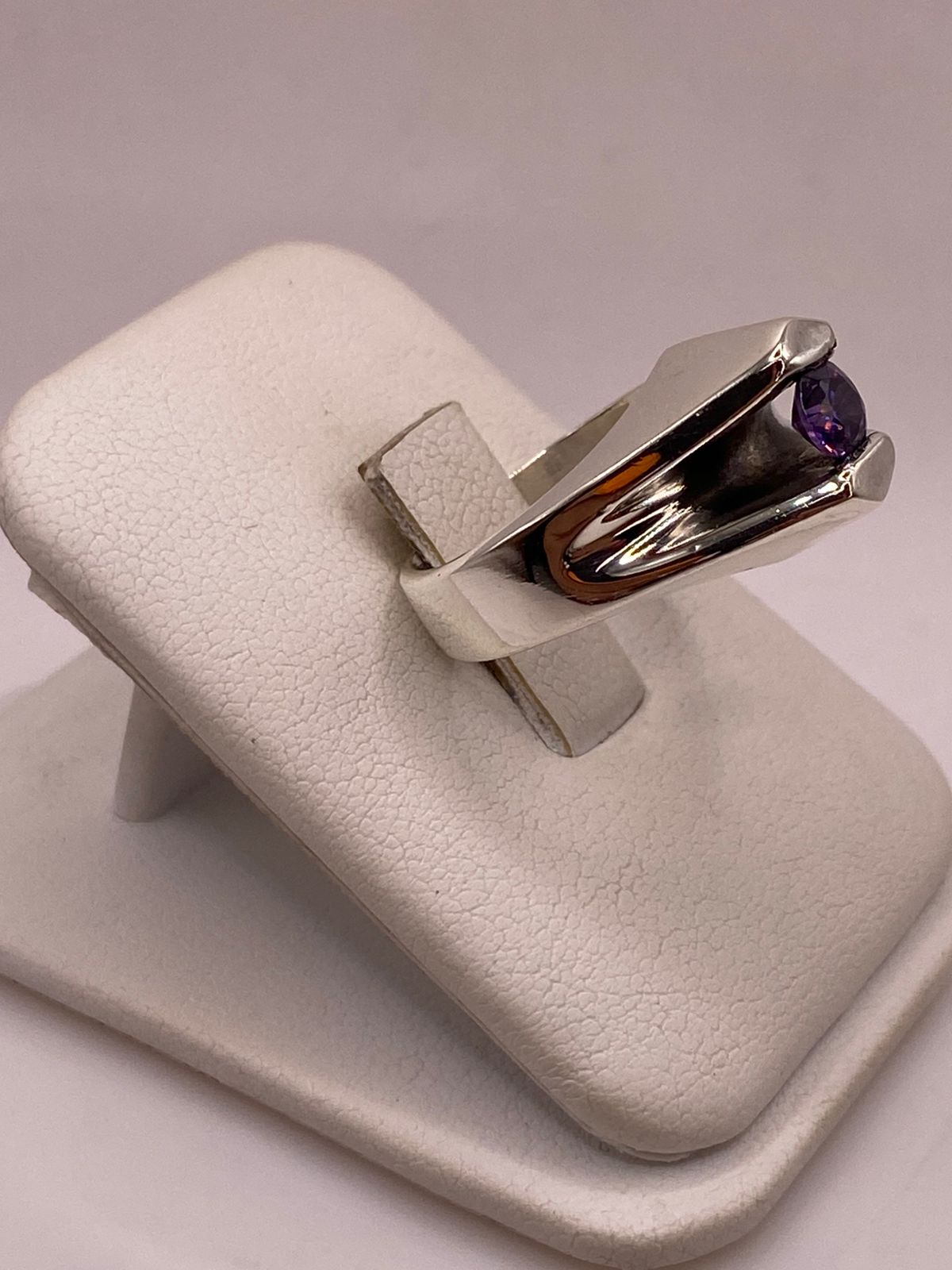 Anillo Moderno con Zirconia Morada en Plata Ley 925, vista lateral