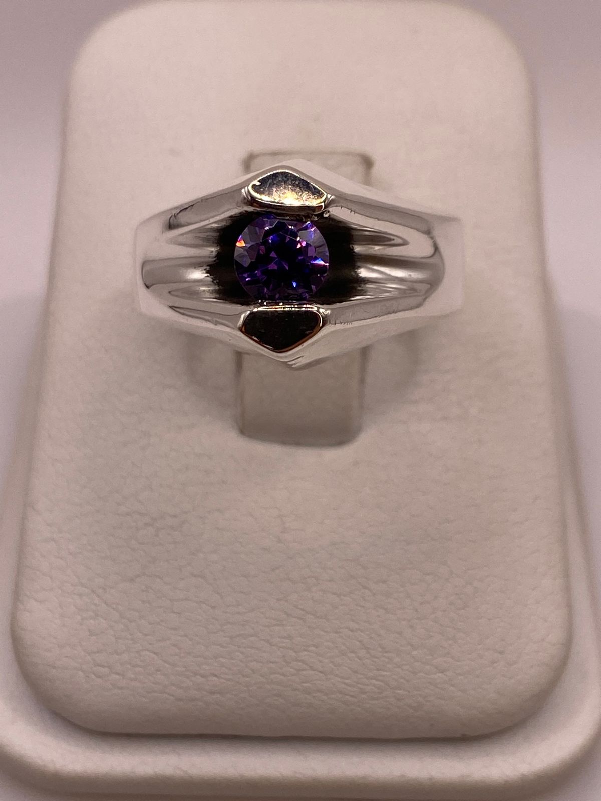 Anillo Moderno con Zirconia Morada en Plata Ley 925, vista frontal