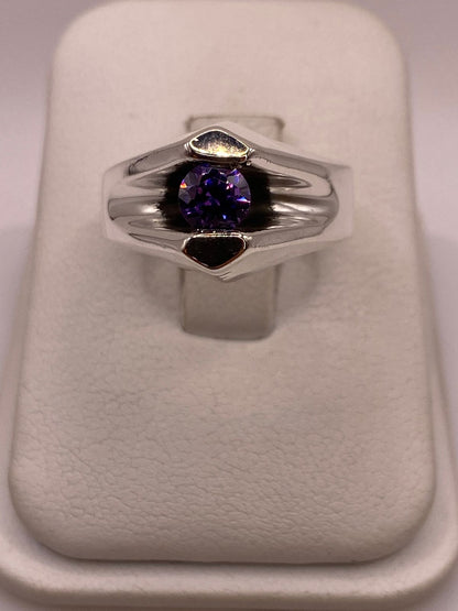 Anillo Moderno con Zirconia Morada en Plata Ley 925, vista frontal