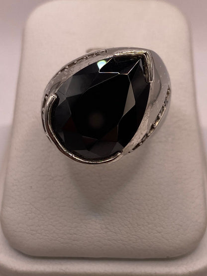 Anillo Moderno con Zirconia Negra Encorte Gota en Plata Ley 925 — ángulo diagonal