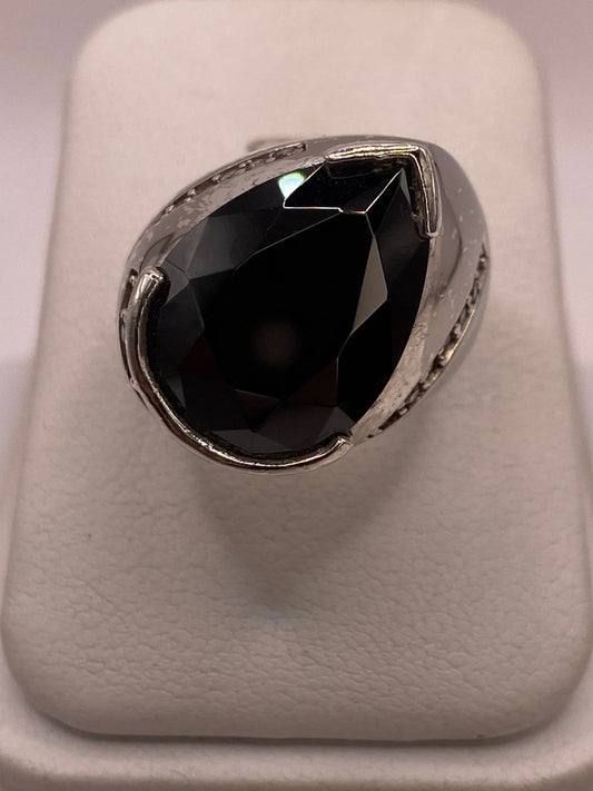 Anillo Moderno con Zirconia Negra Encorte Gota en Plata Ley 925 — ángulo diagonal