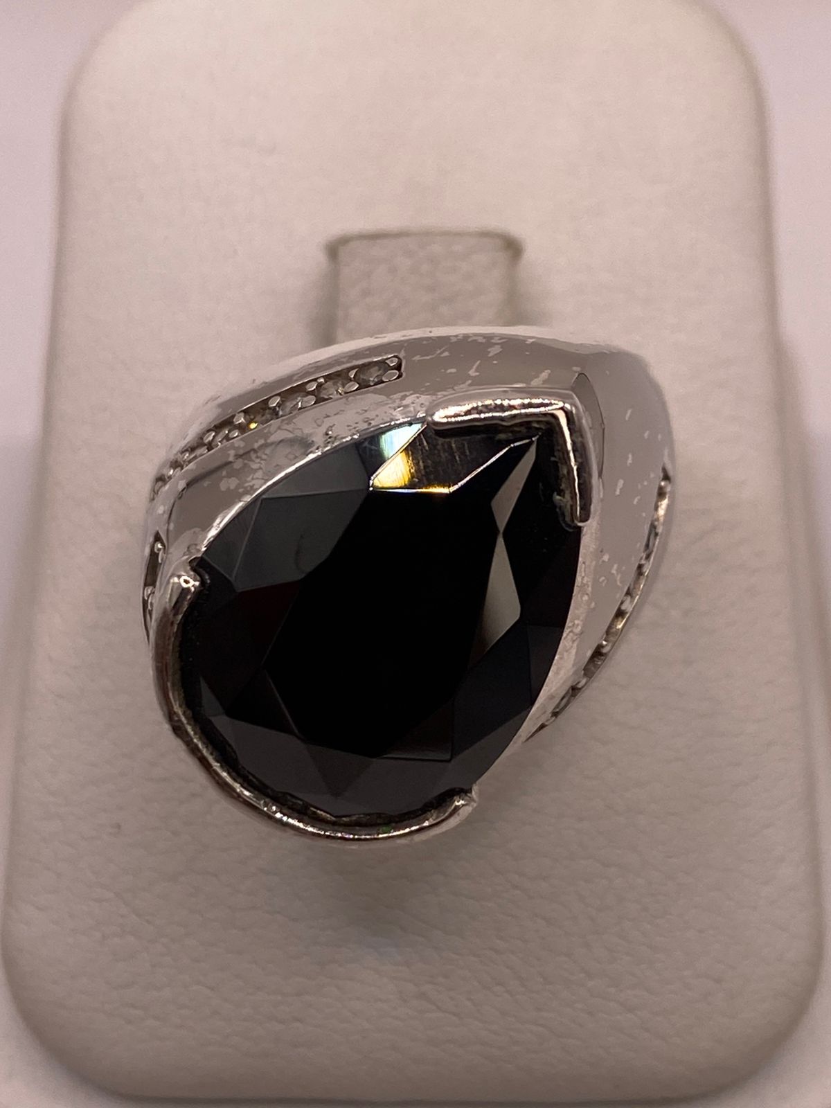 Anillo Moderno con Zirconia Negra Encorte Gota en Plata Ley 925, vista frontal