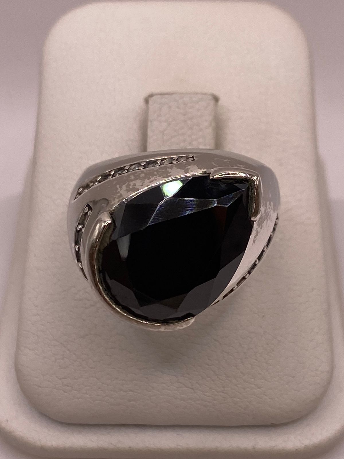 Anillo Moderno con Zirconia Negra en Plata Ley 925 — ángulo diagonal
