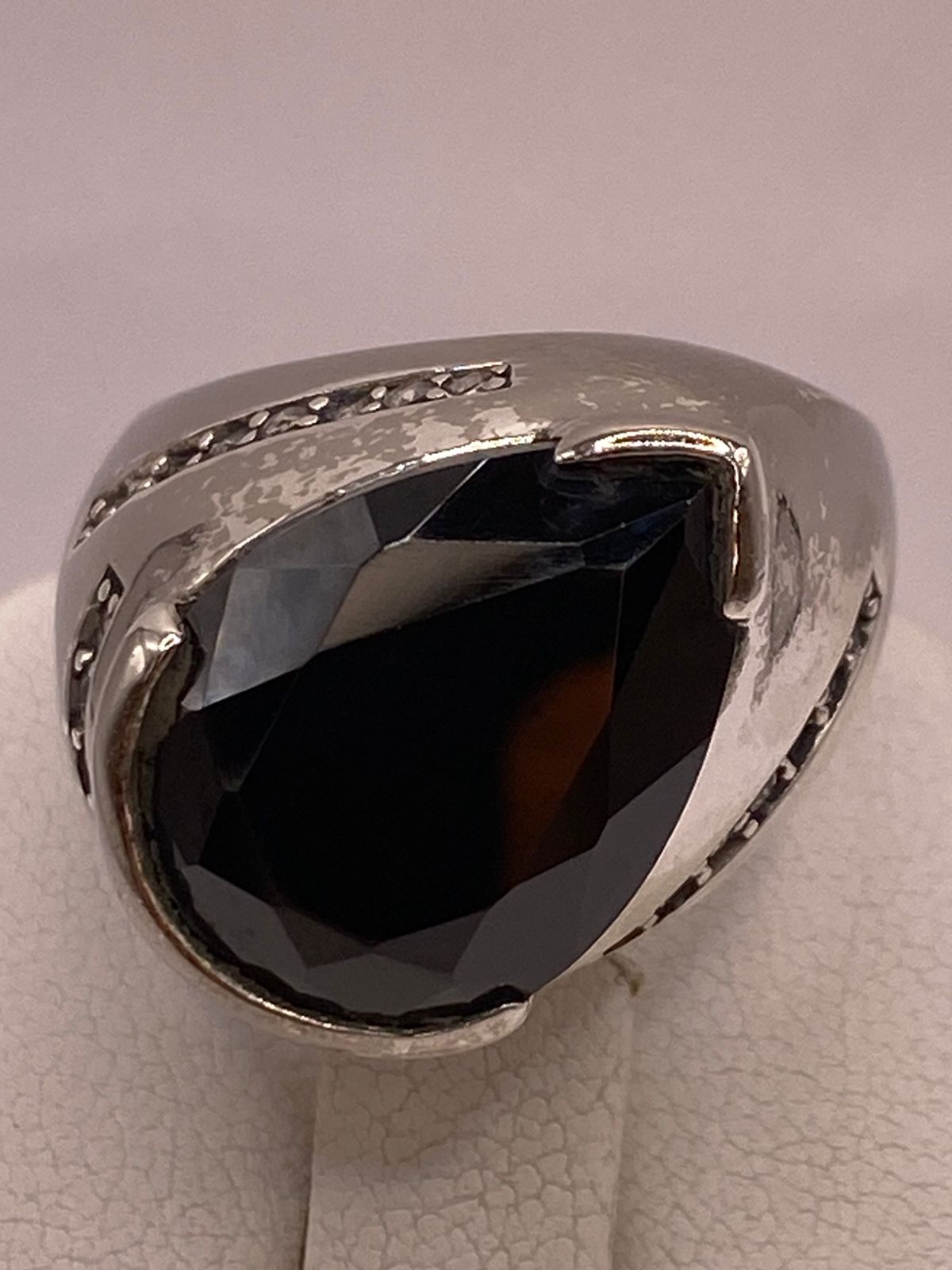 Anillo Moderno con Zirconia Negra en Plata Ley 925, sello de autenticidad Plata Ley .925