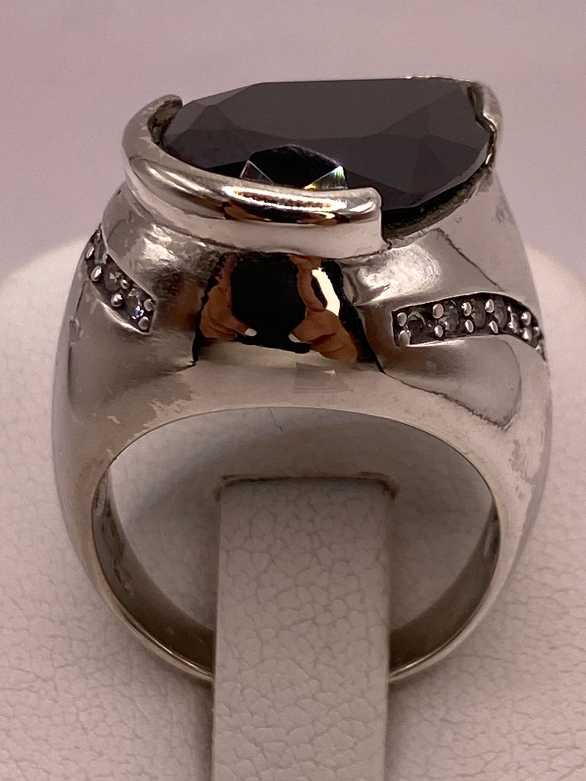 Anillo Moderno con Zirconia Negra en Plata Ley 925, vista de detalle
