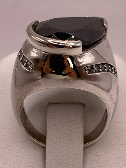 Anillo Moderno con Zirconia Negra en Plata Ley 925, vista de detalle