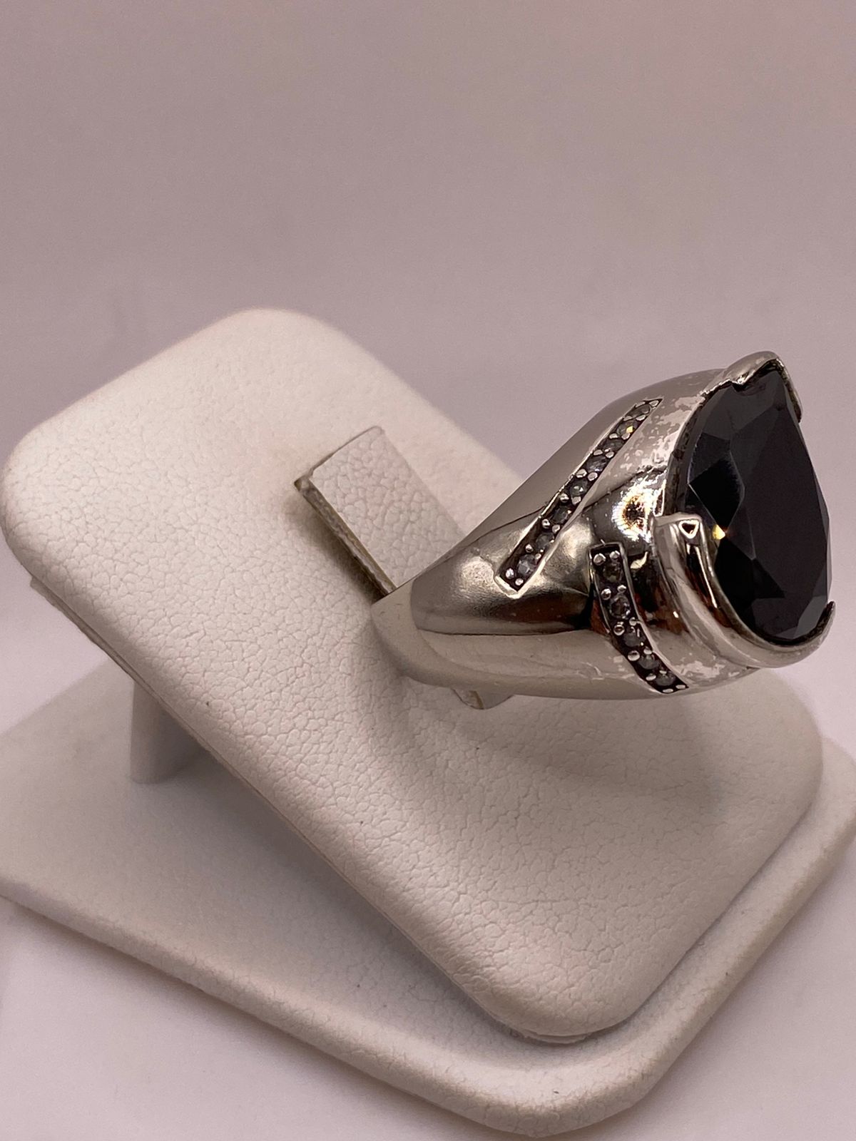 Anillo Moderno con Zirconia Negra en Plata Ley 925, vista frontal