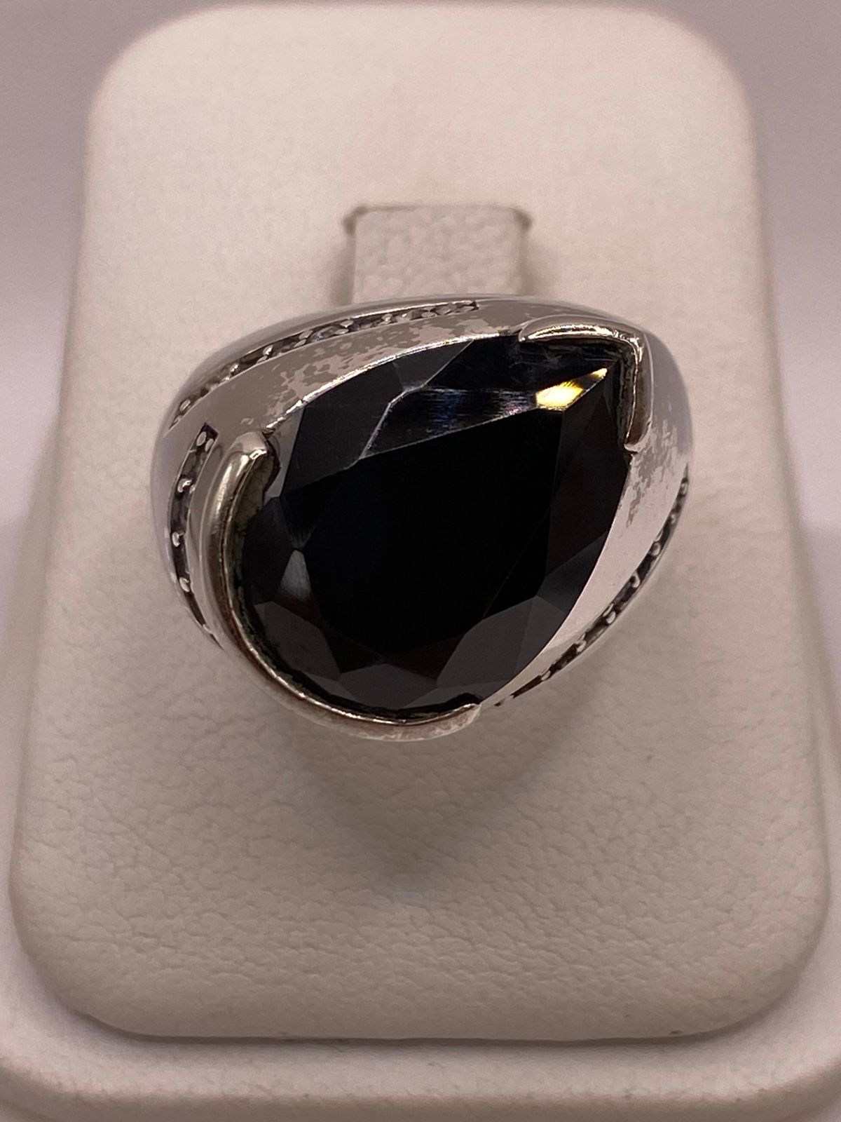 Anillo Moderno con Zirconia Negra en Plata Ley 925, vista lateral