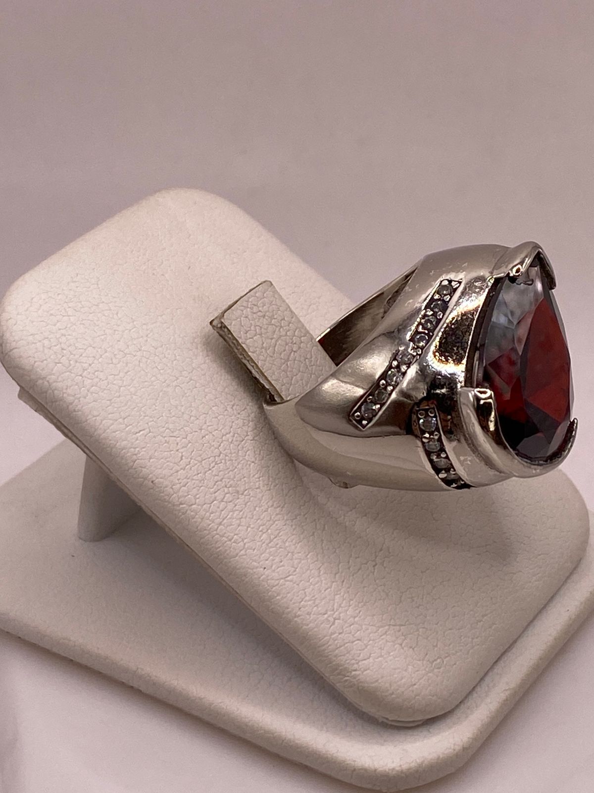 Anillo Moderno con Zirconia Rojo Oscuro Corte Gota en Plata Ley 925, vista frontal