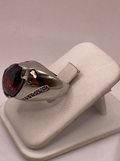 Anillo Moderno con Zirconia Rojo Oscuro Corte Gota en Plata Ley 925, vista lateral