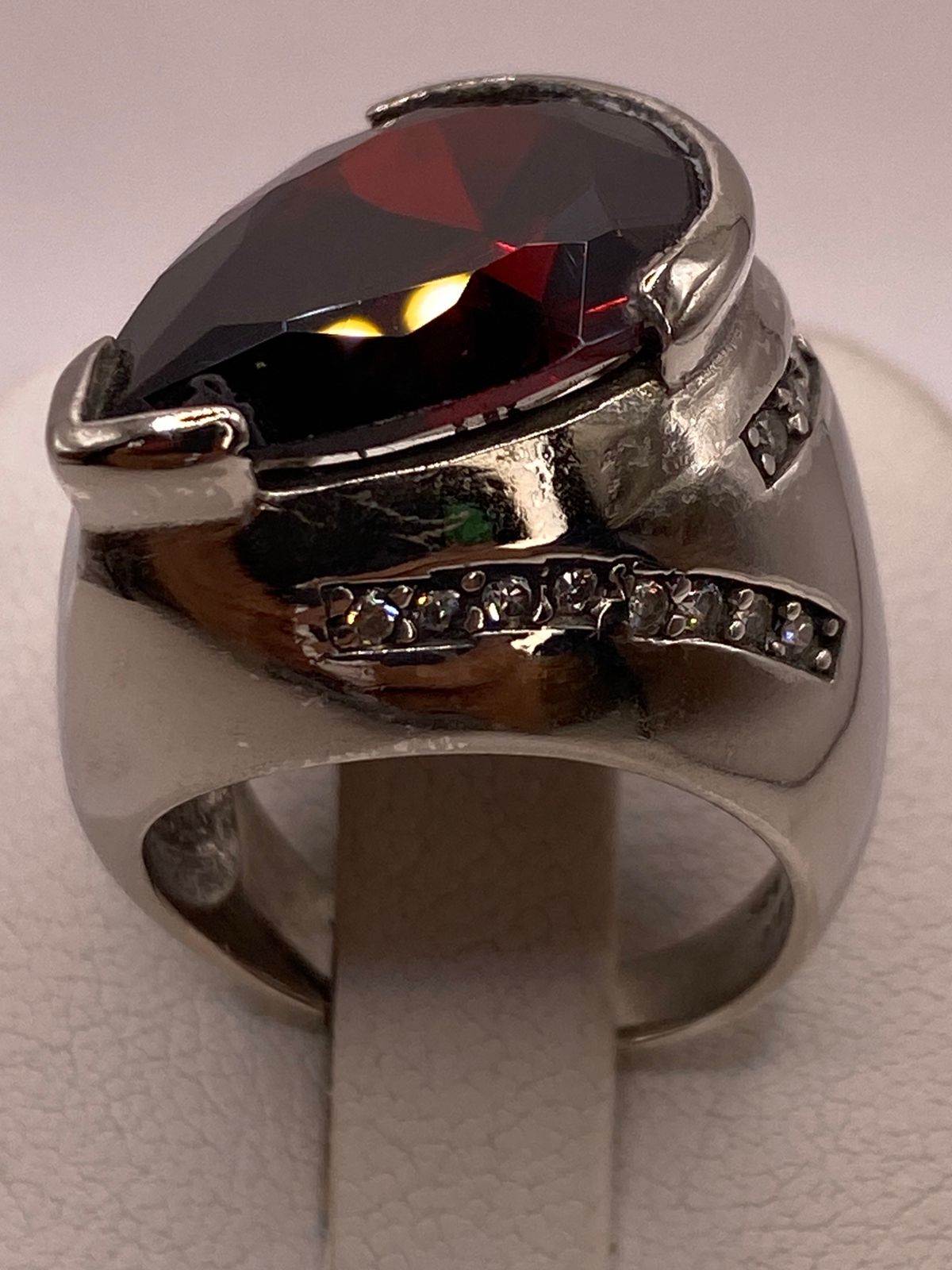 Anillo Moderno con Zirconia Rojo Oscuro Corte Gota en Plata Ley 925, vista de detalle