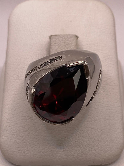 Anillo Moderno con Zirconia Rojo Oscuro Corte Gota en Plata Ley 925 — detalle de acabado