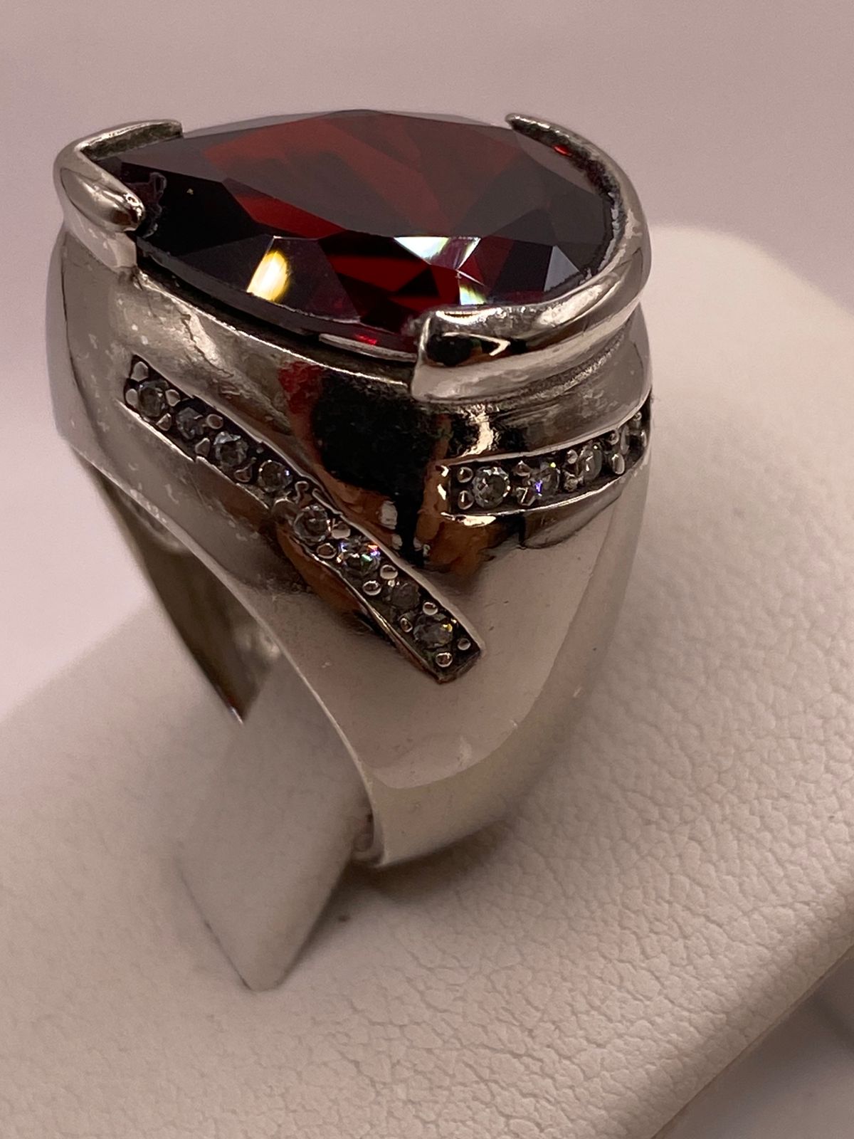 Anillo Moderno con Zirconia Rojo Oscuro Corte Gota en Plata Ley 925, vista superior