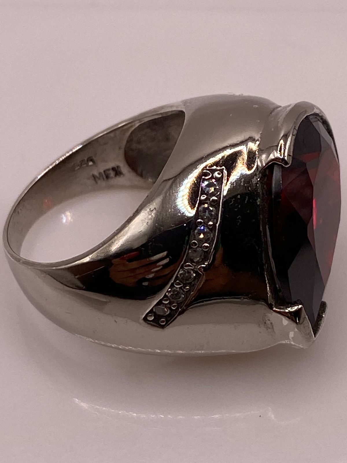 Anillo Moderno con Zirconia Rojo Oscuro Corte Gota en Plata Ley 925, sello de autenticidad Plata Ley .925
