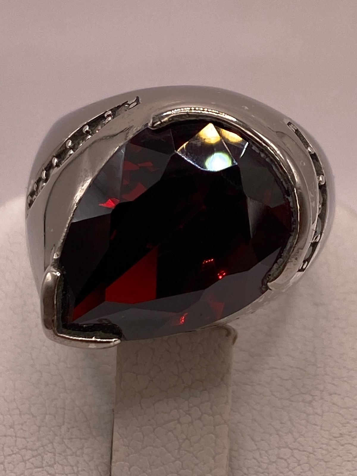 Anillo Moderno con Zirconia Rojo Oscuro Corte Gota en Plata Ley 925, vista posterior
