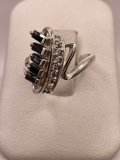 Anillo Moderno con Zirconias Negras en Plata Ley 925 en báscula mostrando peso