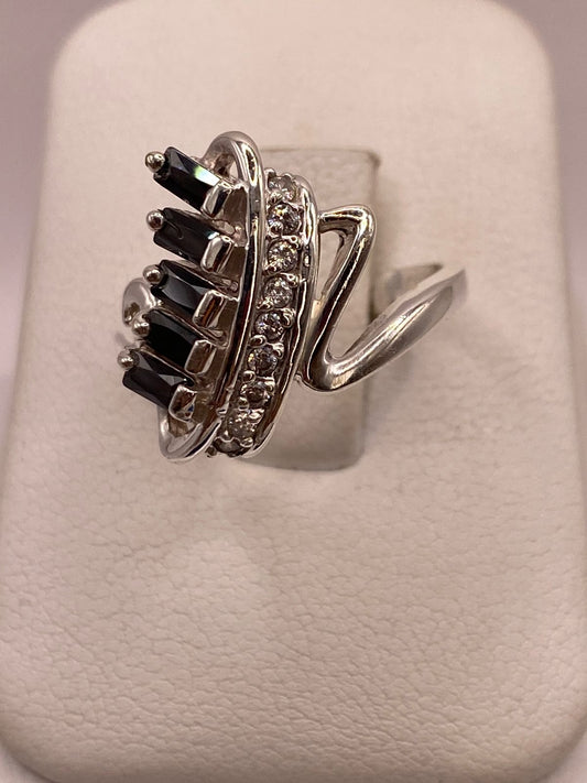 Anillo Moderno con Zirconias Negras en Plata Ley 925 en báscula mostrando peso