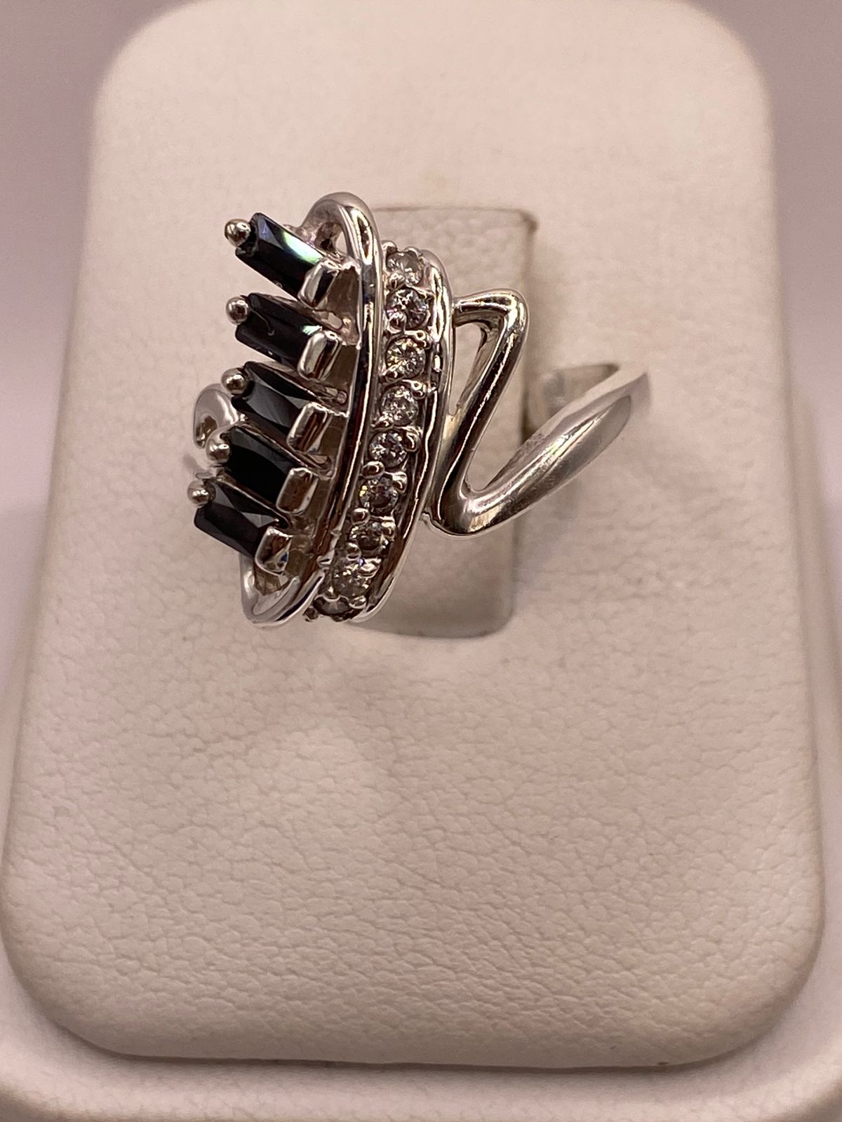 Anillo Moderno con Zirconias Negras en Plata Ley 925, vista frontal