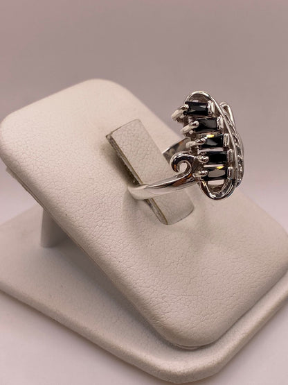 Anillo Moderno con Zirconias Negras en Plata Ley 925, vista lateral