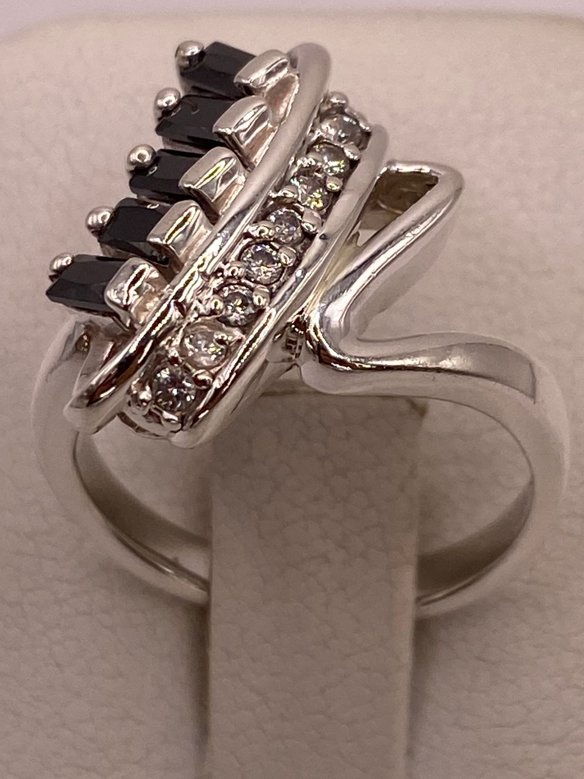 Anillo Moderno con Zirconias Negras en Plata Ley 925, vista superior