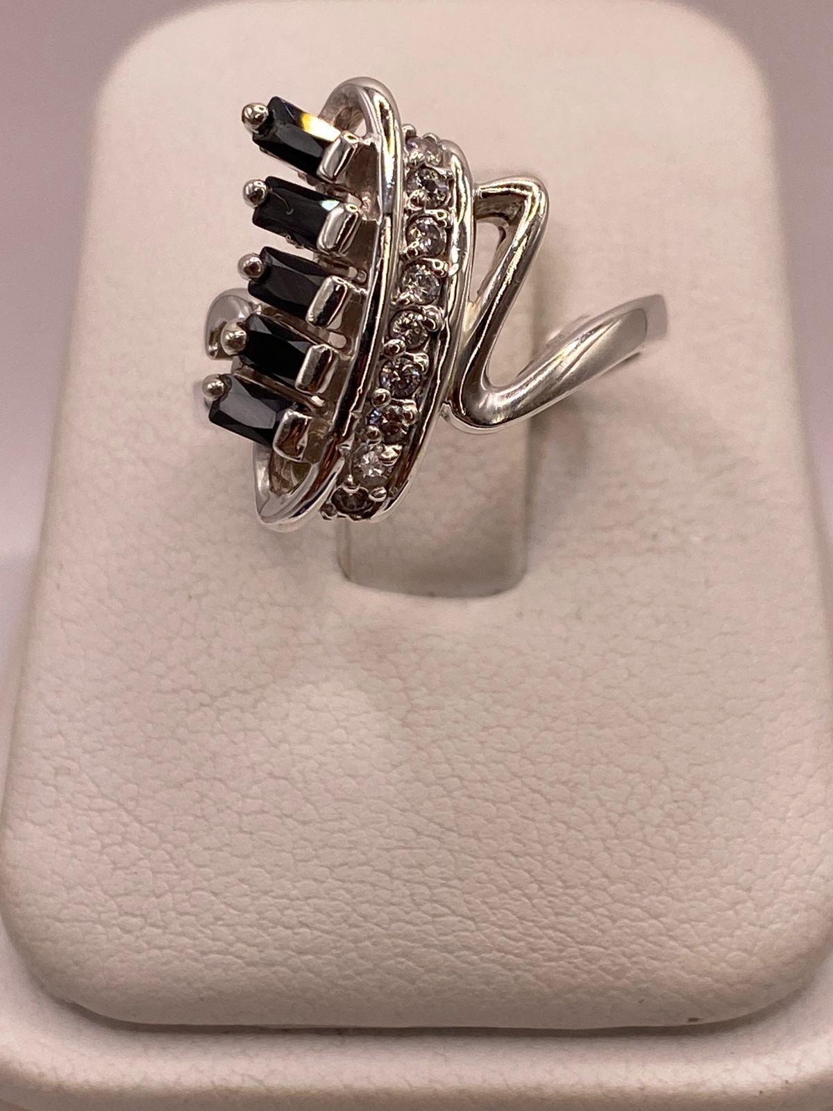 Anillo Moderno con Zirconias Negras en Plata Ley 925, vista de detalle