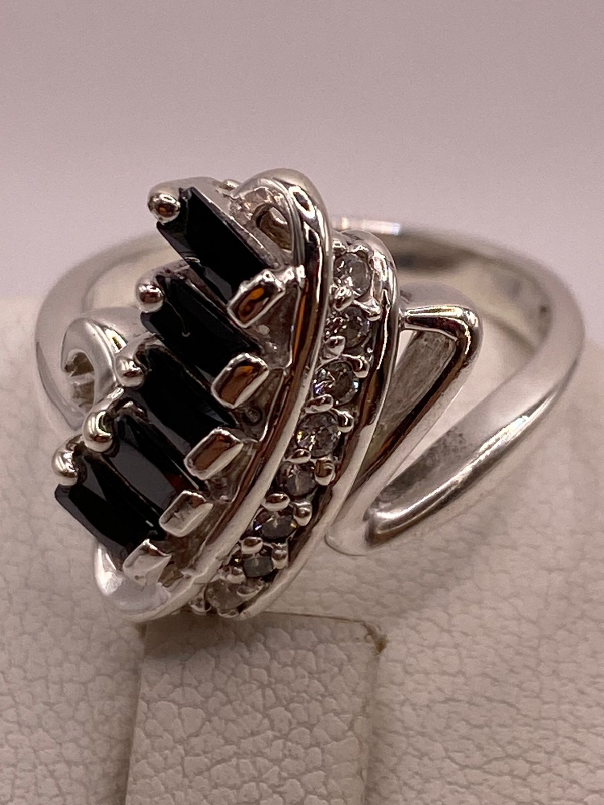 Anillo Moderno con Zirconias Negras en Plata Ley 925, sello de autenticidad Plata Ley .925