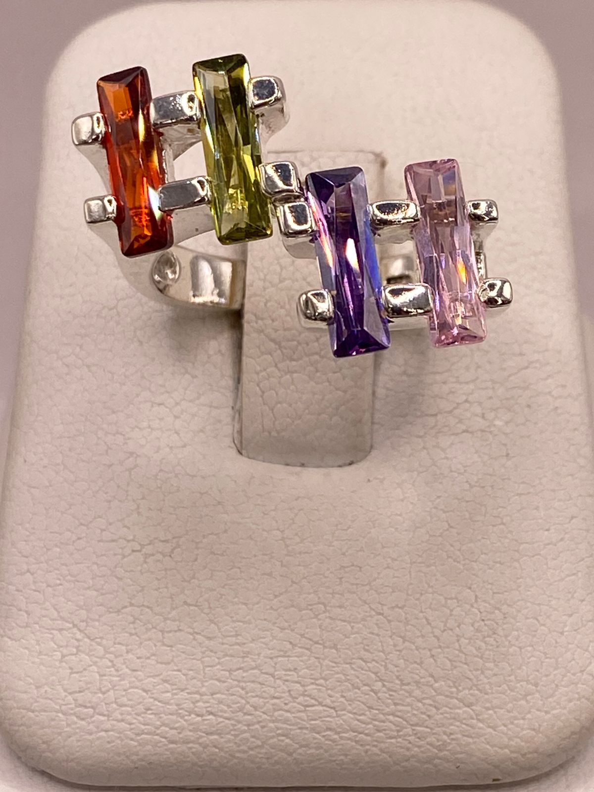 Anillo Multicolor de Zirconias Baguette Plata Ley 925 en báscula mostrando peso