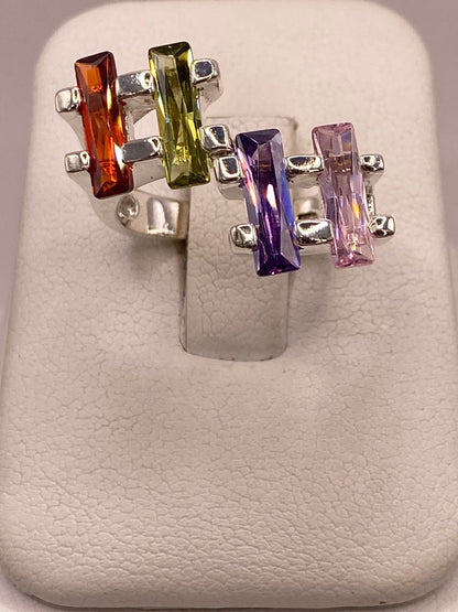 Anillo Multicolor de Zirconias Baguette Plata Ley 925 en báscula mostrando peso