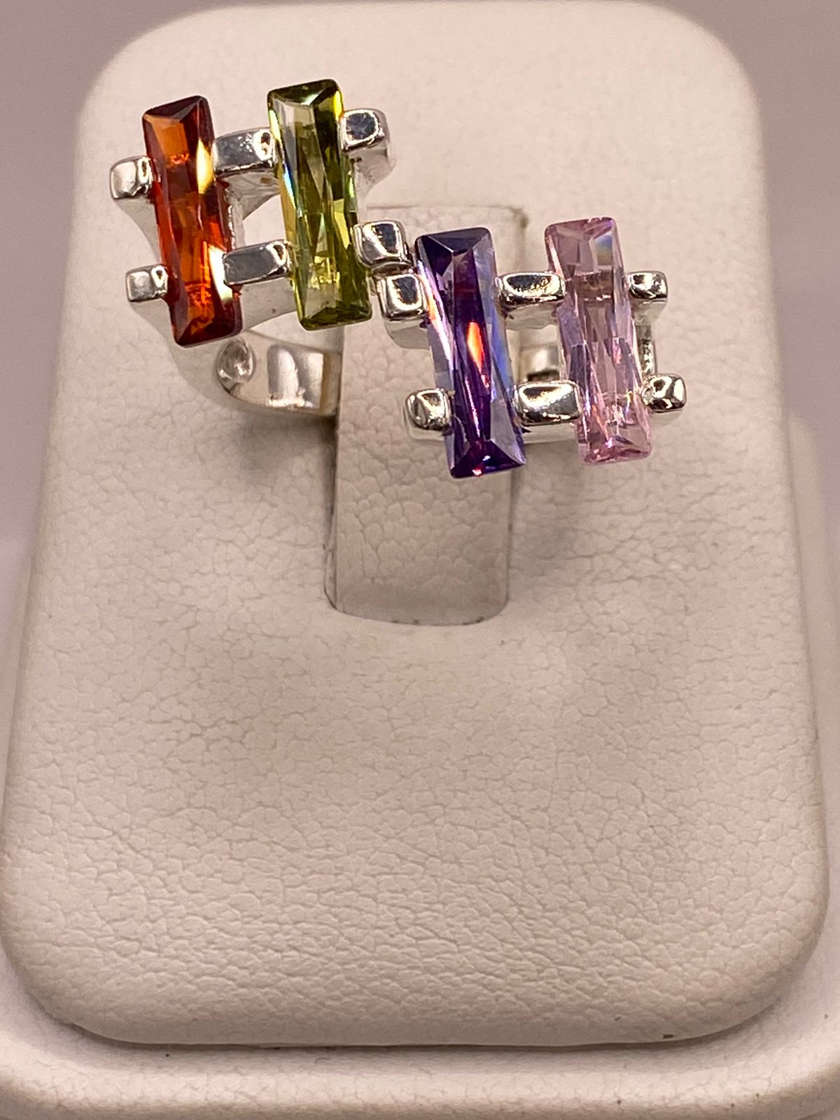 Anillo Multicolor de Zirconias Baguette Plata Ley 925, vista de detalle