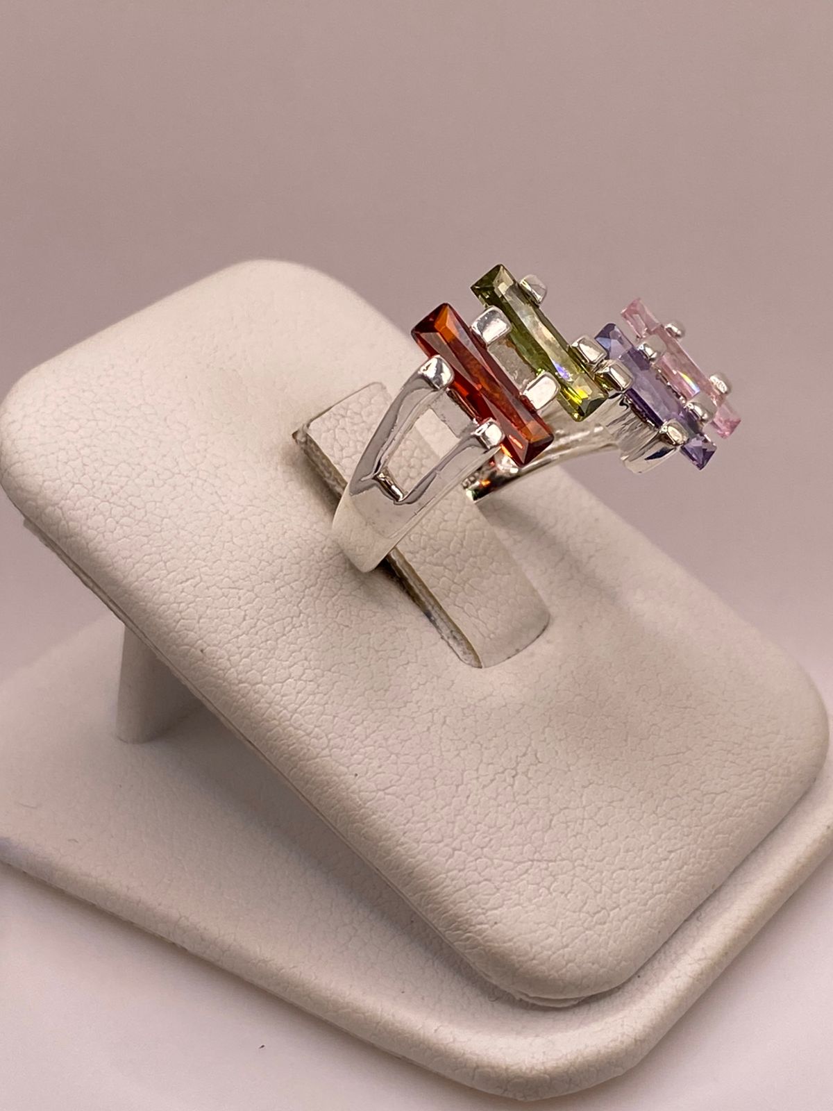 Anillo Multicolor de Zirconias Baguette Plata Ley 925, vista lateral