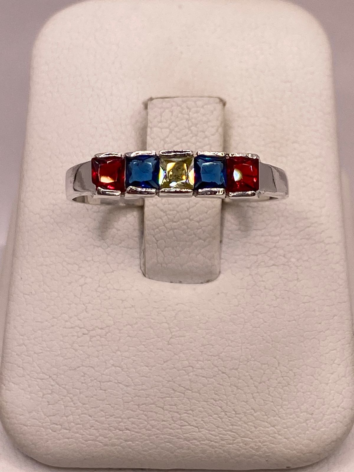 Anillo Multicolor con Zirconias en Plata Ley 925 en báscula mostrando peso