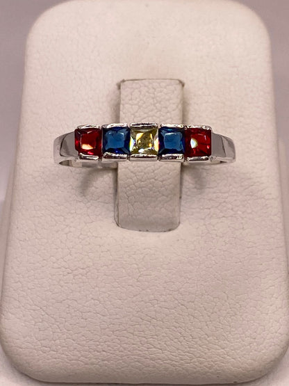 Anillo Multicolor con Zirconias en Plata Ley 925 en báscula mostrando peso