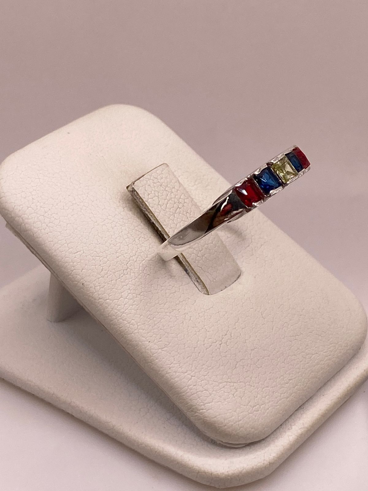 Anillo Multicolor con Zirconias en Plata Ley 925, vista lateral