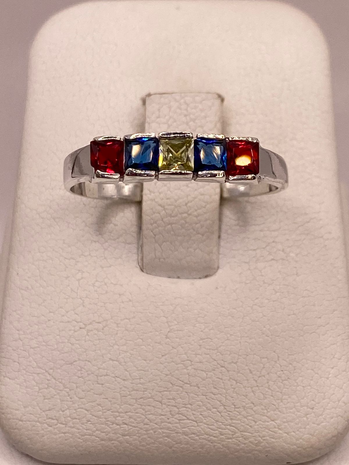 Anillo Multicolor con Zirconias en Plata Ley 925, vista de detalle