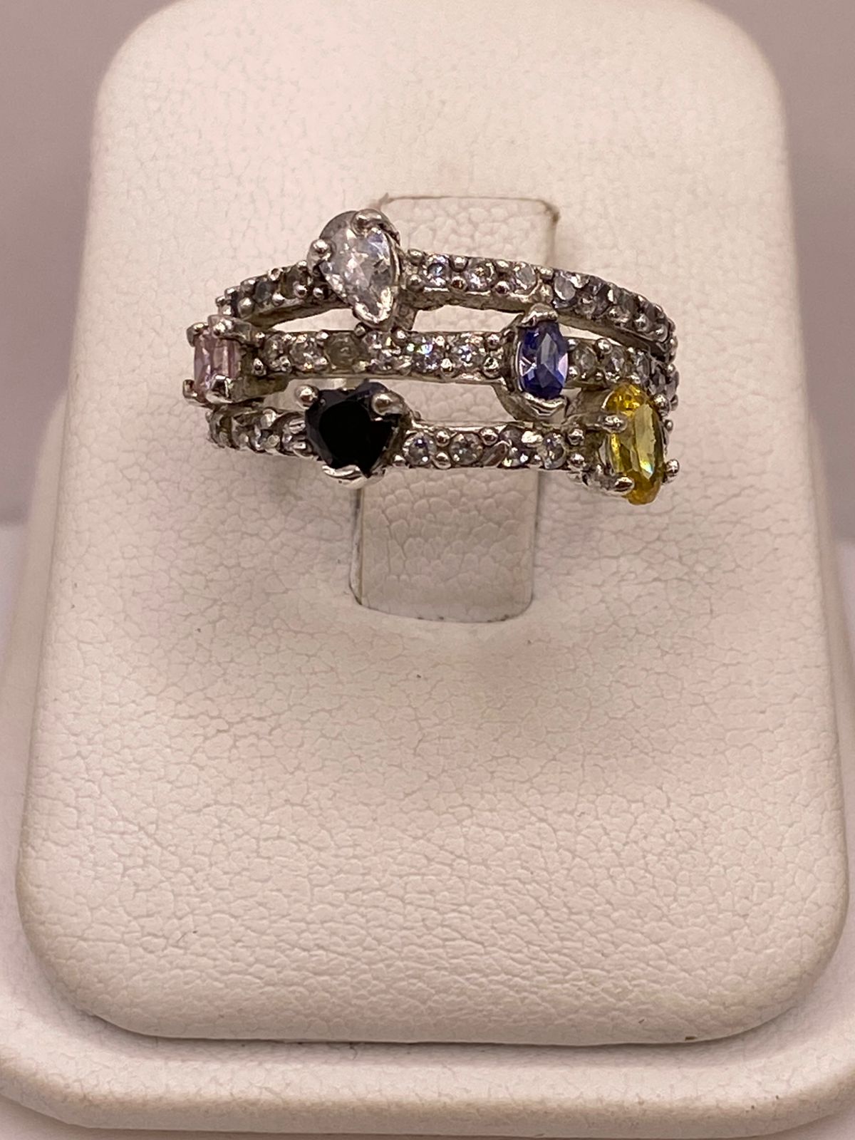 Anillo Multicolor con Zirconias en Plata Ley 925 — ángulo diagonal
