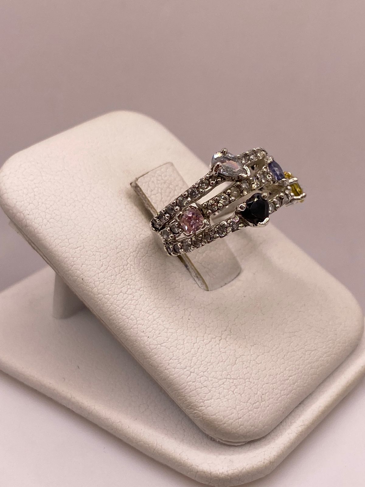 Anillo Multicolor con Zirconias en Plata Ley 925, vista lateral