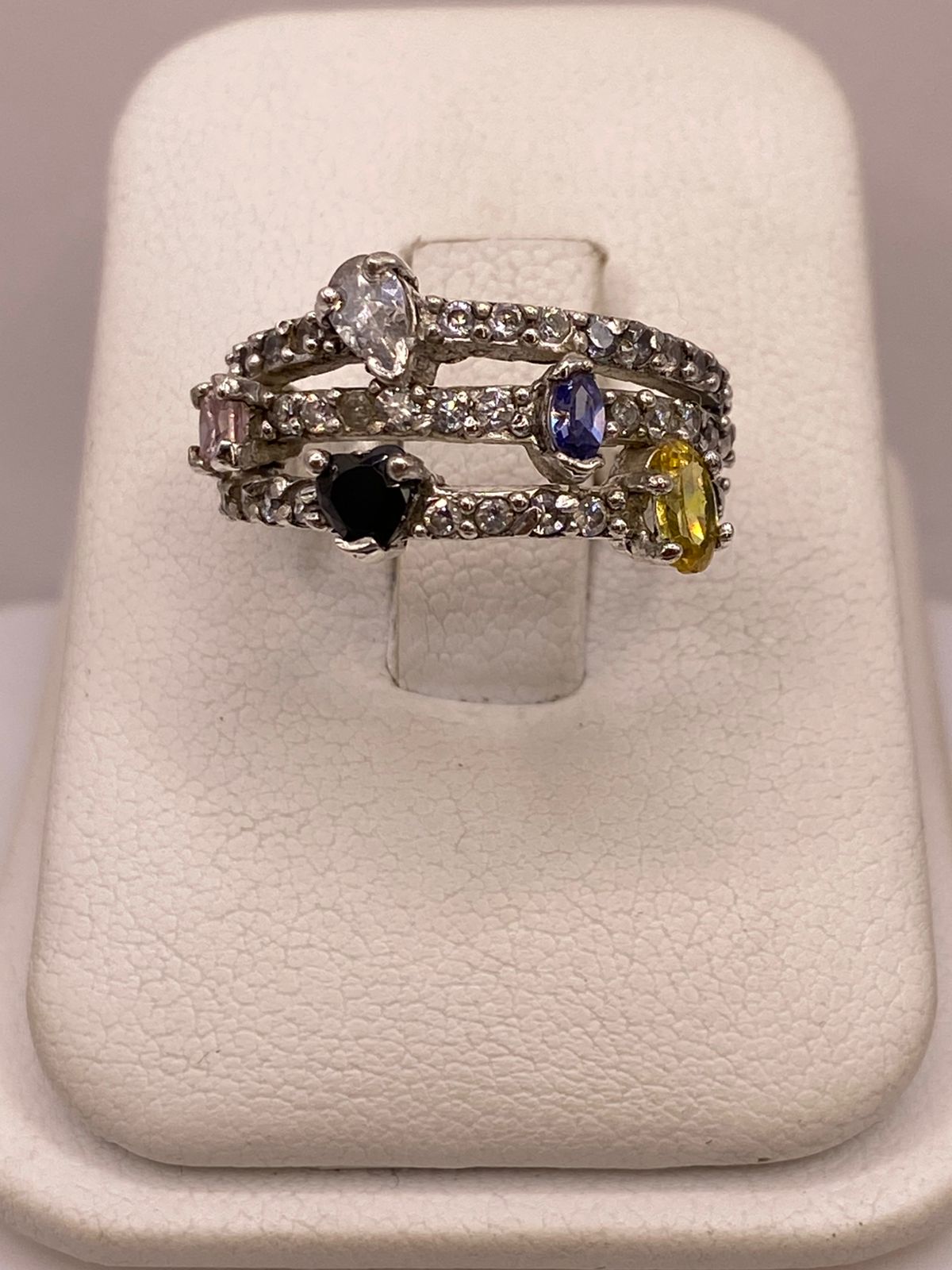 Anillo Multicolor con Zirconias en Plata Ley 925, vista de detalle